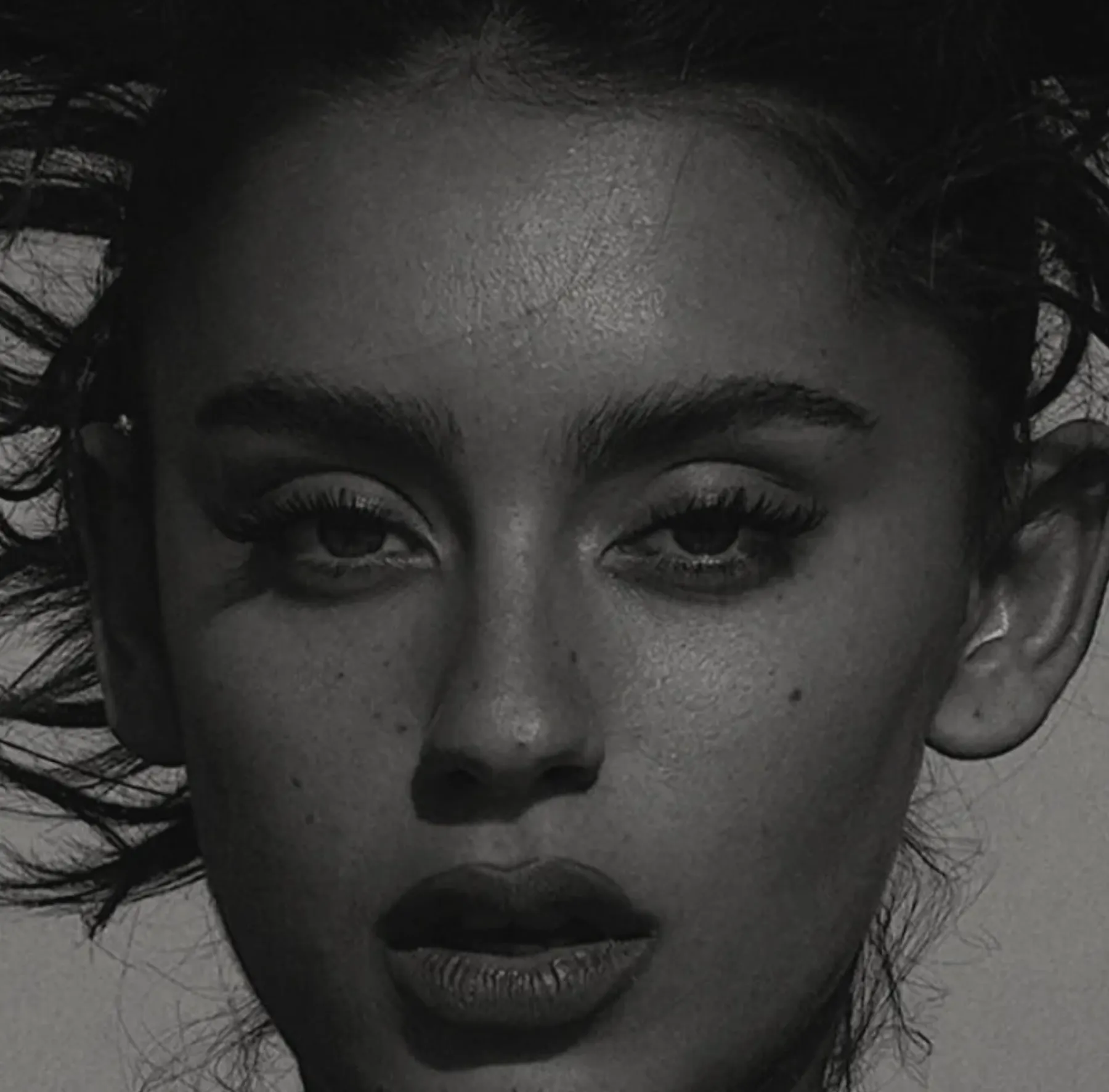 Retrato editorial en blanco y negro