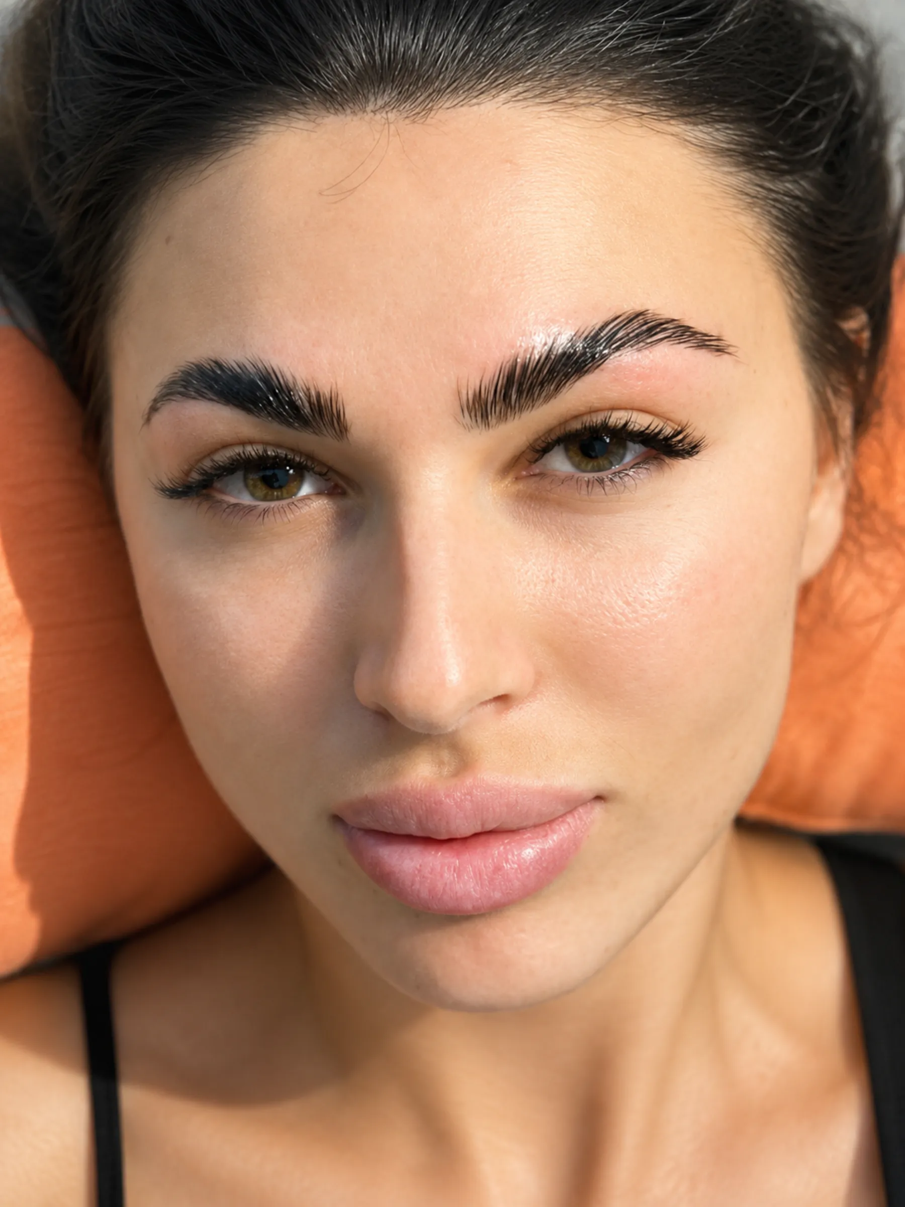 Pestañas clásicas y cejas definidas